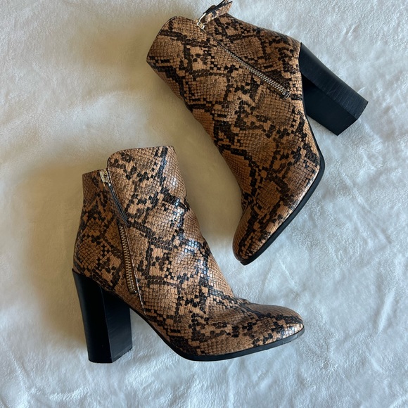 KENNETH COLE
Block Heel Zip-Up Booties - Picture 2 of 7